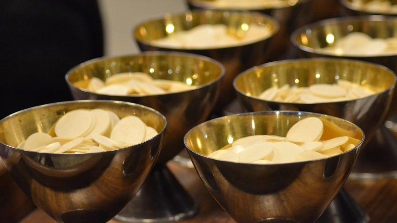 Должен ли пастор совершать богослужение в одиночестве?